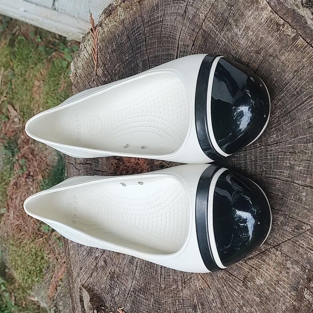 🏵️ Crocs Black and White Flats